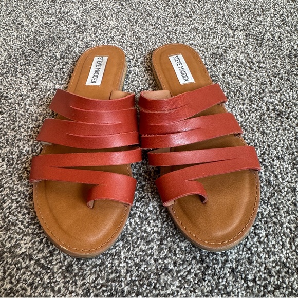Steve Madden Red Strappy Slip On Sandals Flat Slide Shoes Fits Like 6.5/7 - Picture 2 of 5